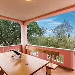 3 Bedroom Lovely Apartment In Pula
