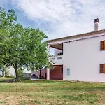 3 Bedroom Lovely Apartment In Pula