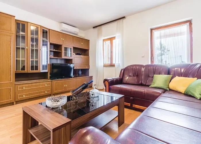 3 Bedroom Lovely Apartment In Pula