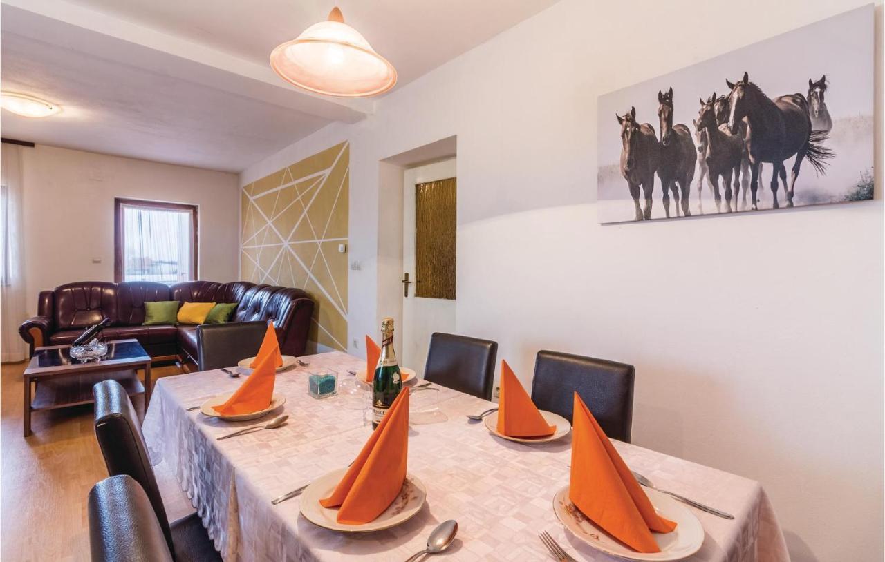 3 Bedroom Lovely In Apartman Pula