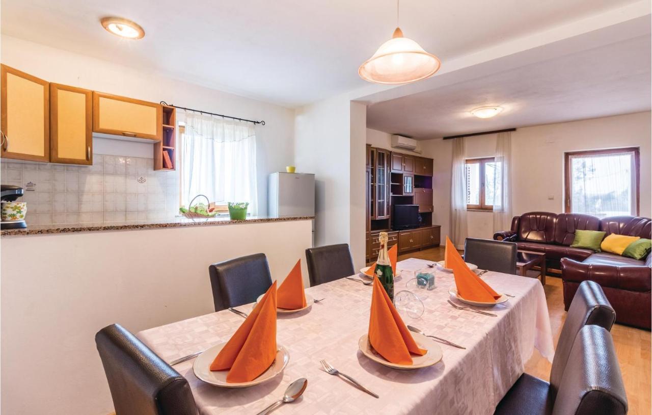 3 Bedroom Lovely In Apartman Pula