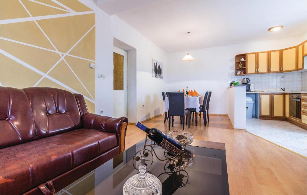 3 Bedroom Lovely In Apartman Pula